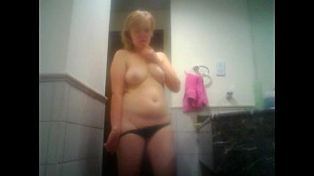 video сексуальная девушка соблазняет в ванной sex