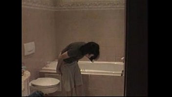 video брюнетка ублажает себя в душе sex