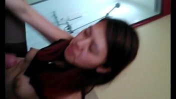 video セクシーな足の大きい黒い絹のガールフレンドは家で彼女の顔を見せて私にフェラチオをしてそして最終的に彼女の口に飛び込んだ sex