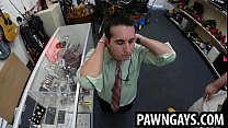 video красавчик сосет член в ломбарде в любительском видео sex