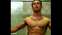 video youtuber michael hoffmanがシャワーを浴びてセクシーな筋肉を曲げてオナニー sex