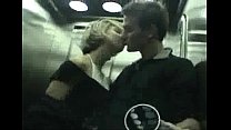 video かわいいgfはエレベーターでコックをからかって吸う sex