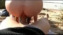 video かなり金髪のガールフレンドはビーチでバタファックされます sex