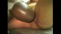 video ぽっちゃり黒檀のガールフレンドはバスルームで犯される sex