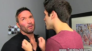 video セクシーな男性ブロックランドンは夕食の計画を考えていますが彼の男エイデン sex