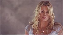 video アスレチックブロンドモデルは情熱的に大きな白いコックをファック sex