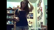 video симпатичная горячая тинка раздевается и трахает пальцами ее киску sex