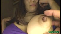 video 眼鏡をかけた巨乳のアジアの女の子が彼女のおっぱいをこすりオナニーして刺激する sex