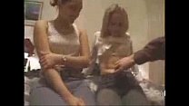 video このスワッピングパーティーでいたずらなgfsが降りて汚い sex
