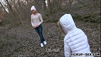 video アマチュアブロンドキアラはおっぱいを点滅させ森の中で犯されます sex