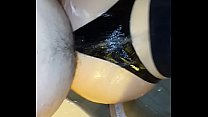 video 私はシャワーでラテックスストリングで私の妻の大きな濡れたお尻をクソ sex