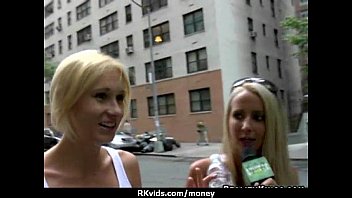 video 公共の場で裸の絶望的なティーンと家賃を払うためにファック4 sex