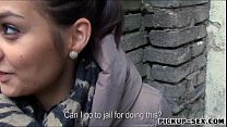 video 本物のアマチュアチェコの女エミリーは現金のために彼女のおっぱいを点滅させます sex