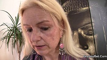 video старый блондин прыгает на своем массивном мясе sex