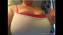 video девушкатолстушка перед камерой играет со своими огромными сиськами sex