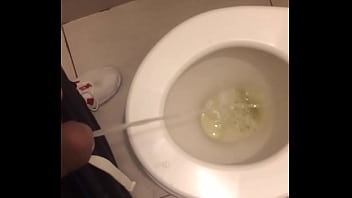 video ブルネットのベイビーは男の願いを満たしています sex