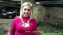 video 現金のために金髪のユーロベイビーフラッシュを引っ張った sex