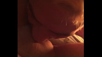 video 成熟した赤毛は彼女のタイトな猫を振動させますkicamscom sex