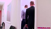 video 筋肉質の英国のゲイオフィスファックアクション sex