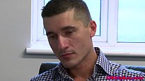 video 英語のオフィススタッドは性交して自慰行為をします sex