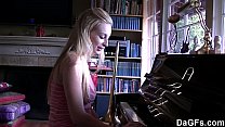 video dagfs先生は彼の若い をファックします sex