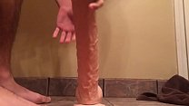 video 彼のタイトなお尻に3つの大きなディルドを使用している若い男 sex