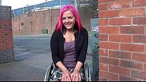 video 英国の点滅と屋外ヌードで車椅子に縛られたリアカプリス sex