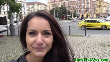 video 彼女の膝の上で拾ったベイビーは絶頂を飲み込む sex
