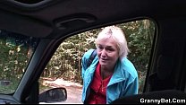 video 古い雌犬は見知らぬ人によって車に釘付けになります sex