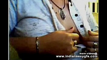 video индийские сиськи geetha bhabhi выставляют напоказ ее актив перед камерой indiansexygfscom sex