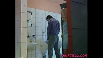 video немецкую зрелую женщину трахнули в общественном туалете sex