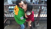 video 素敵な日本のベイビーは屋外でハードディックを吸う sex