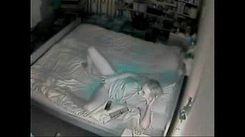 video моя мама мастурбирует на кровати застукала перед скрытой камерой sex