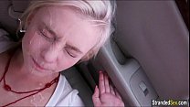 video ティーンマディローズは彼女の車を待っている間見知らぬ人とセックスします sex