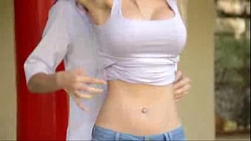 video 熱い女の子はくすぐられている腕を結んだ sex