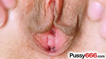 video セクシーなブロンドのカ ナの猫の広がりとディルドアクション sex