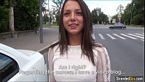 video ティーンフォクシーディは見知らぬ人に家に帰るために彼女の猫を見せます sex