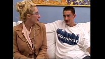 video ホットブロンドダルニーマルガはソファで犯された sex
