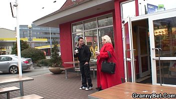 video 巨大な乳首のおばあちゃんと男の子 sex