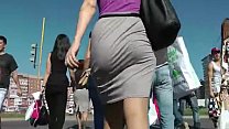 video попка гуляет по улице и трясет задницей sex