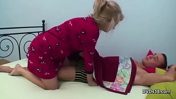 video ステップママはステップファーザーが離れたときにステップ息子アナルからファックされます sex